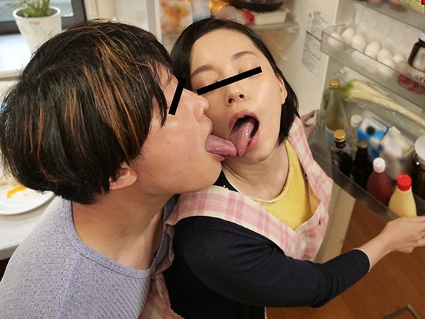 【禁断×スリル】父に見られないようSEXしちゃう頭のおかしい親子www見たことないベロチュー息子に見せつけファックw