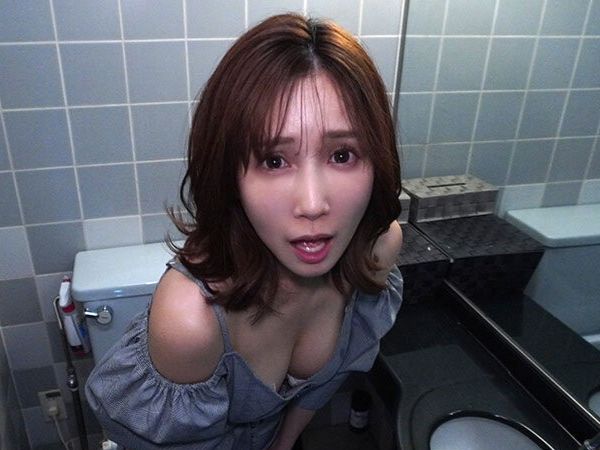 【小島みなみ】トイレに突撃して無理矢理バックで突き上げる！巨乳美女に飽きるまで挿入してぶっかけ♡