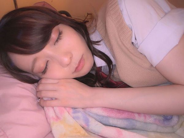 【女子高生】薬品をかがせて確実に眠りに落ちた貧乳JKをゆっくりレイプ！制服のままバックで突いて生挿入中出し♡追撃で顔射！